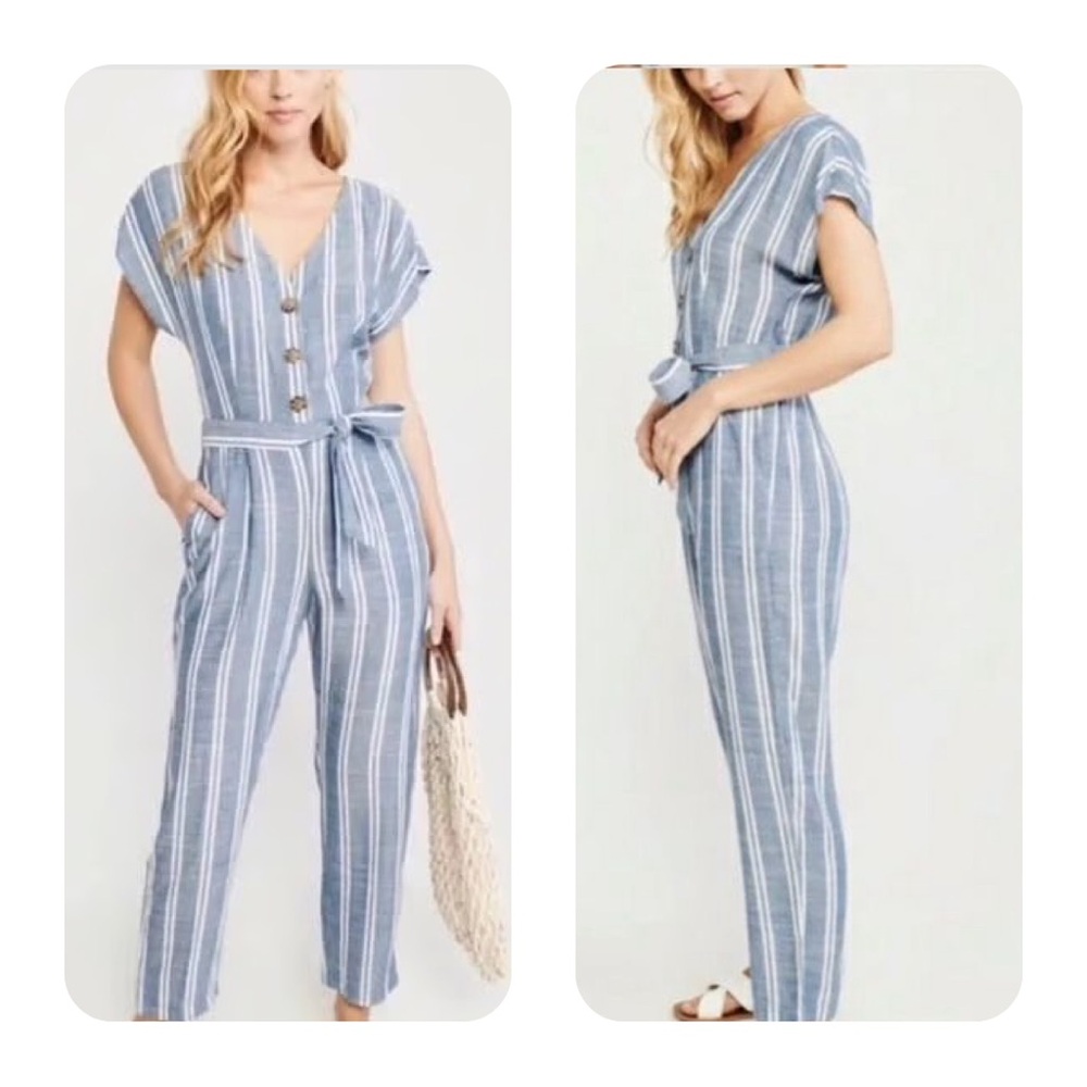 Women's Abercrombie & Fitch White and Blue Vertical Chambray Jumpsuit Size M